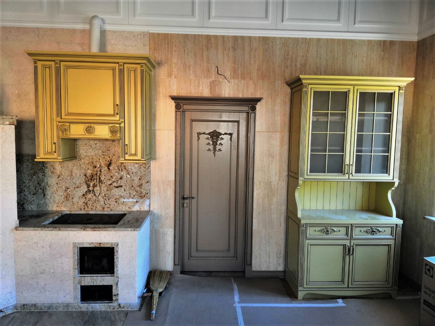 Изображение: Шкаф витрина для посуды 5